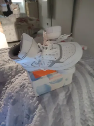 Deportivas blancas y plateadas originales