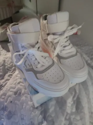 Deportivas blancas y plateadas originales