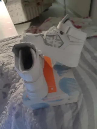 Deportivas blancas y plateadas originales