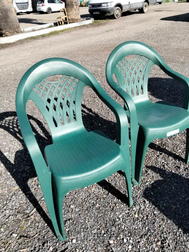 Sillas de jardín de plástico verdes