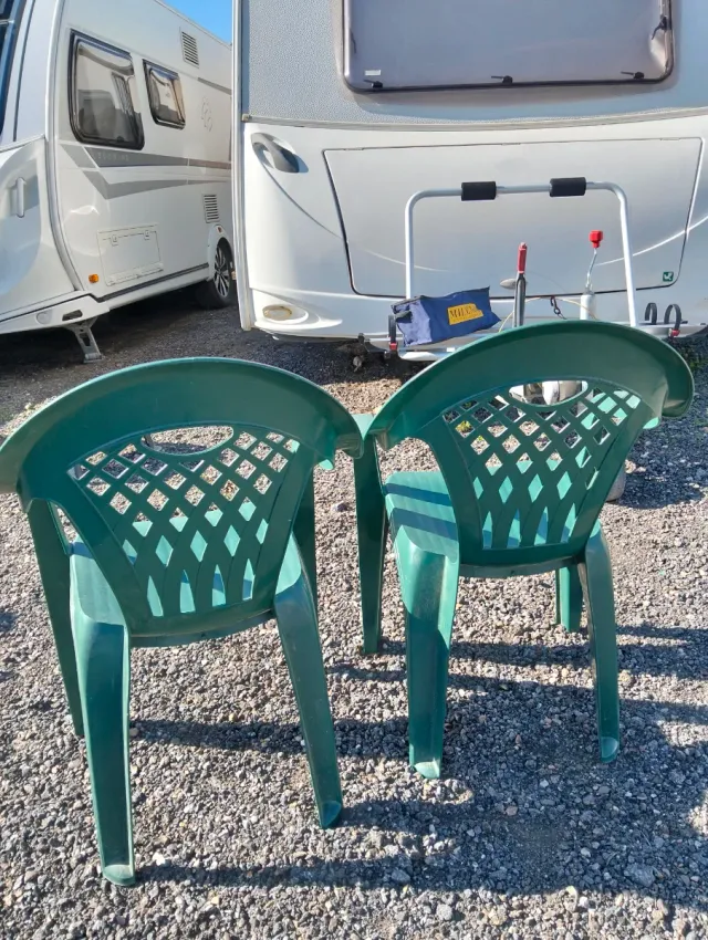 Sillas de jardín de plástico verdes