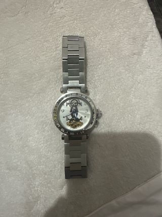 Reloj de pulsera plateado y blanco