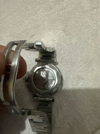 Reloj de pulsera plateado y blanco