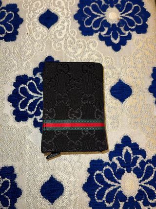 Tarjetero Negro con Raya Verde y Roja