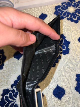 Tarjetero Negro con Raya Verde y Roja