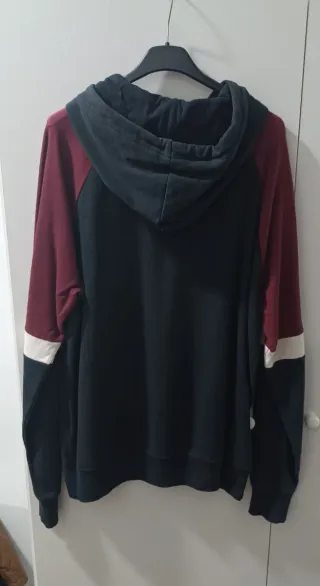 Sudadera con capucha y bolsillos