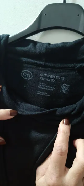 Sudadera con capucha y bolsillos