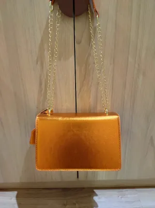 Bolso Guess Naranja Metálico Cadena Dorada