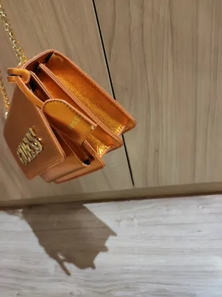 Bolso Guess Naranja Metálico Cadena Dorada