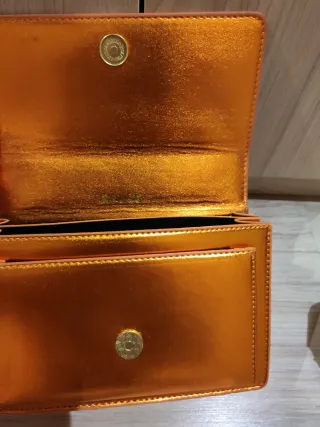 Bolso Guess Naranja Metálico Cadena Dorada