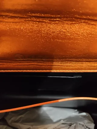 Bolso Guess Naranja Metálico Cadena Dorada