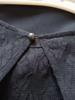 Blusa negra con encaje