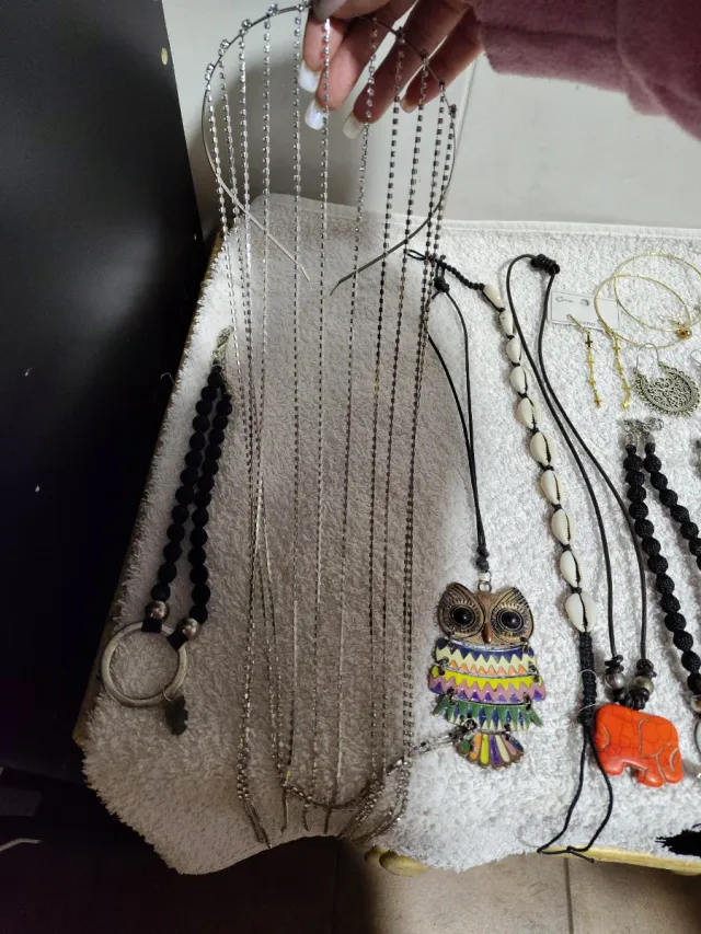 Collezione di collane, orecchini, anelli e bracciali