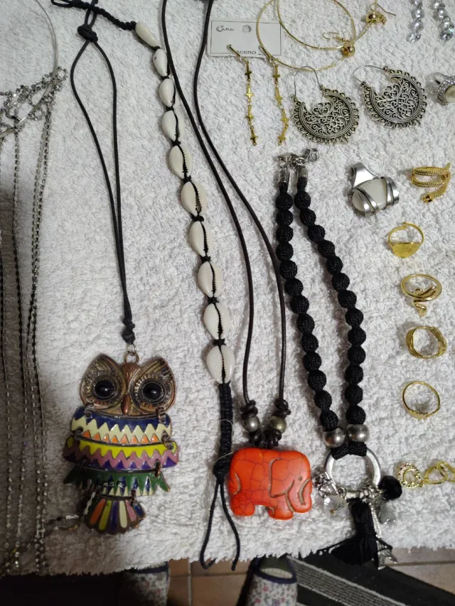 Collezione di collane, orecchini, anelli e bracciali