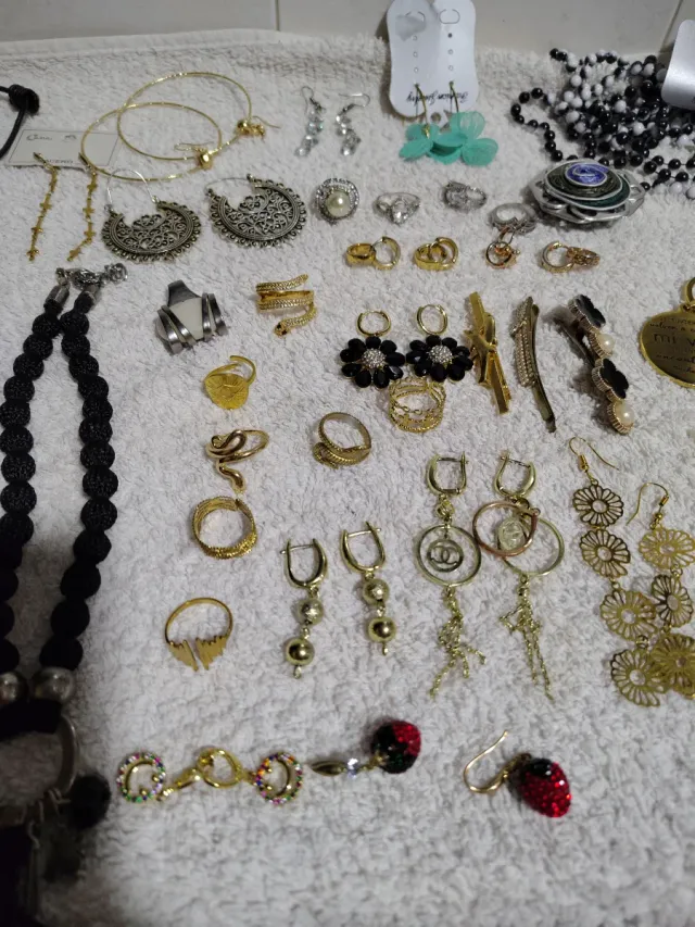 Collezione di collane, orecchini, anelli e bracciali