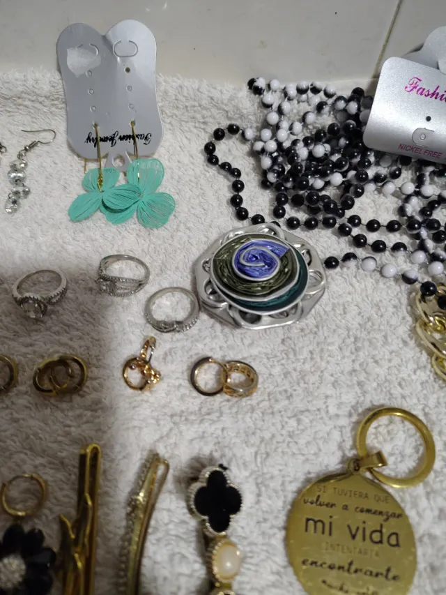 Collezione di collane, orecchini, anelli e bracciali