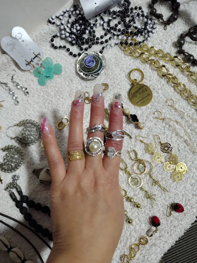 Collezione di collane, orecchini, anelli e bracciali