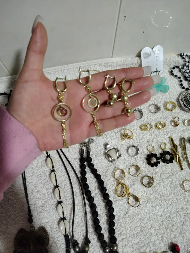 Collezione di collane, orecchini, anelli e bracciali