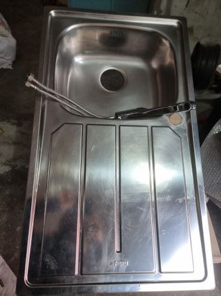 Lavandino e miscelatore in metallo