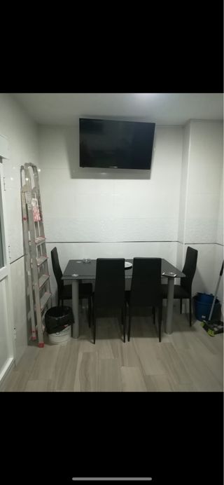 Tavolo in cristallo nero con 4 sedie nere