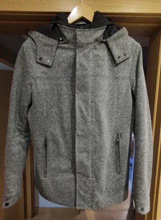 Chaqueta Zara Gris con Capucha desmontable.