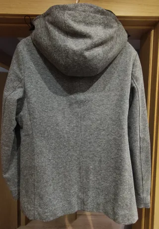 Chaqueta Zara Gris con Capucha desmontable.