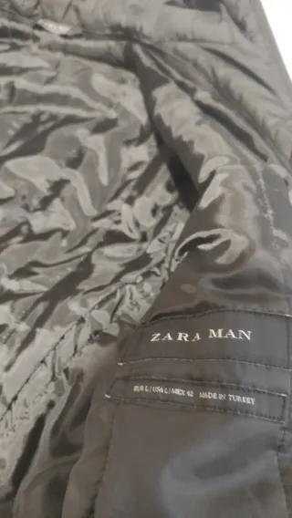 Chaqueta Zara Gris con Capucha desmontable.