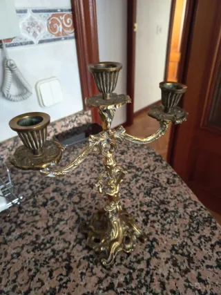 Dos Candelabros de Bronce