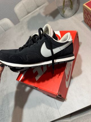 Zapatillas Nike Negras y Blancas