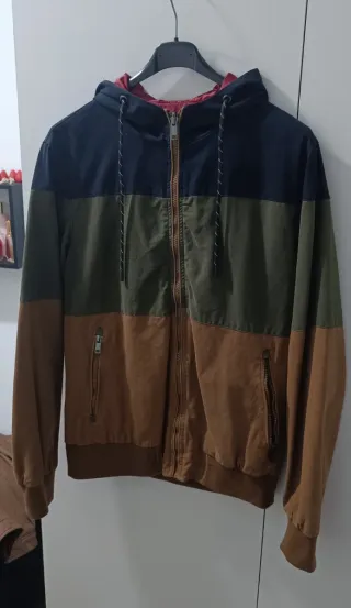 Chaqueta con capucha hombre