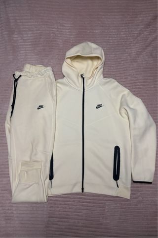 Conjunto Nike Tech Beige