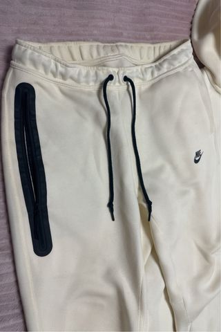 Conjunto Nike Tech Beige