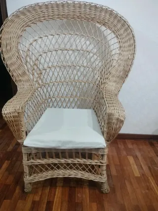 Poltrona in vimini stile pavone