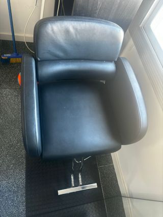 Silla de barbería de cuero negra