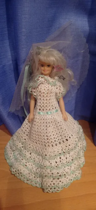 Muñeca antigua vestida de novia