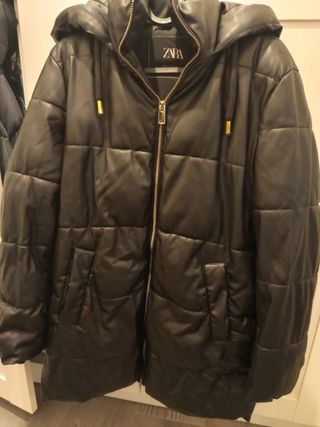 Cazadora acolchada cuero negra Zara capucha