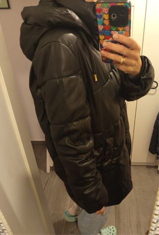 Cazadora acolchada cuero negra Zara capucha