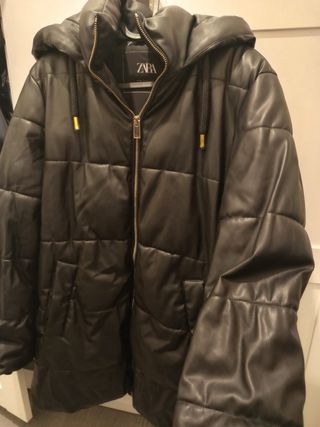 Cazadora acolchada cuero negra Zara capucha