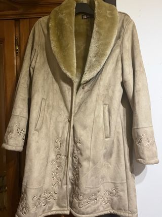 Abrigo de pelo beige con bordados