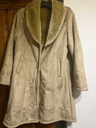 Abrigo de pelo beige con bordados