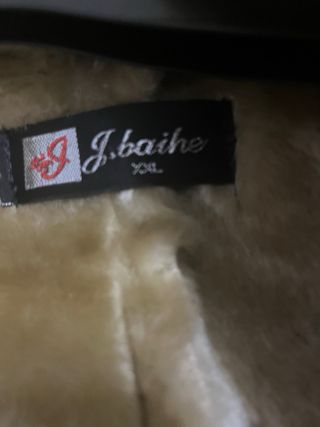 Abrigo de pelo beige con bordados