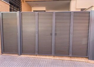 Puerta de garaje de hierro y puerta peatonal