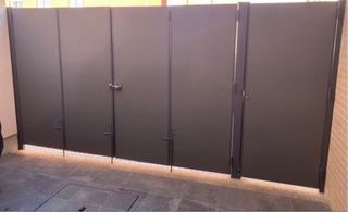 Puerta de garaje de hierro y puerta peatonal