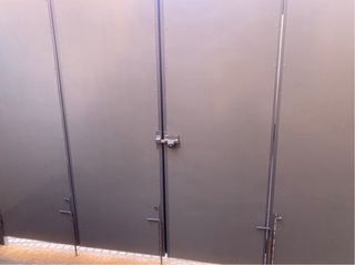 Puerta de garaje de hierro y puerta peatonal