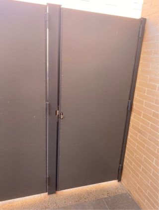 Puerta de garaje de hierro y puerta peatonal