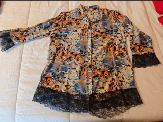 Blusa camisera con blonda