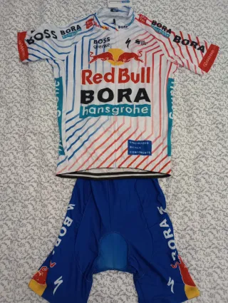 Maillot y culotte logo Red Bull Bora Hansgrohe