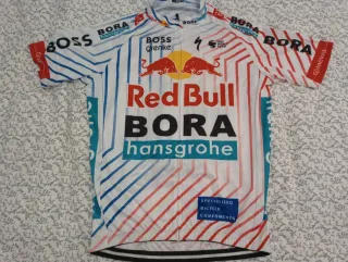 Maillot y culotte logo Red Bull Bora Hansgrohe