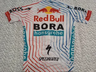 Maillot y culotte logo Red Bull Bora Hansgrohe