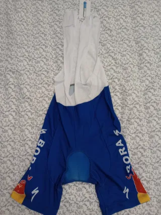 Maillot y culotte logo Red Bull Bora Hansgrohe